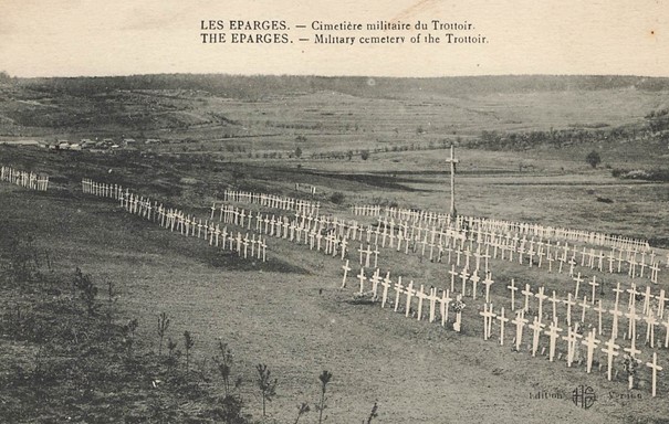 Cette image a un attribut alt vide&nbsp;; le nom du fichier est eparges-cimetiere-trottoir.jpg