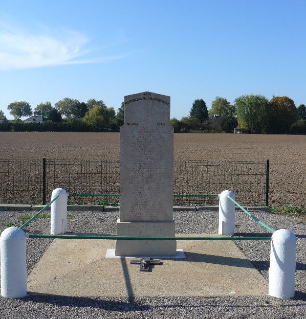 Cette image a un attribut alt vide ; le nom du fichier est lesnes-cote-d-or-stele-bombardement-1940.jpg